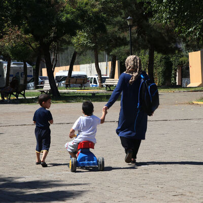 Yürüme engelli Akın'ın okuma azmi!
