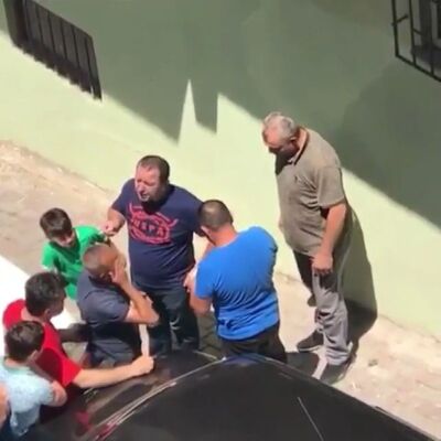 Çaldı, yakalandı, dayağı yedi!