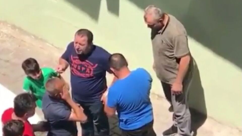 Çaldı, yakalandı, dayağı yedi!