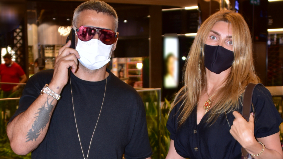 Eşinin alışverişini bekledi