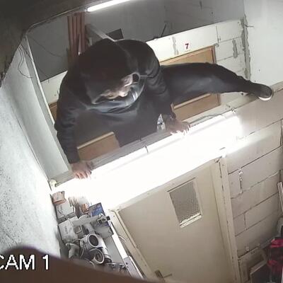 Hırsızlar, kendilerini görüntüleyen kamerayı çaldı!