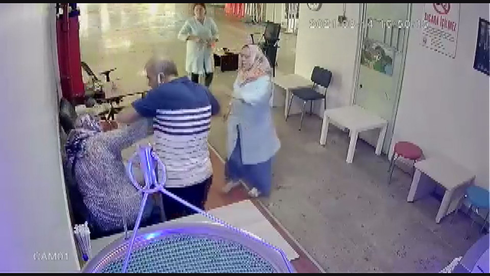 İş yerine gelen karısını dövdü!