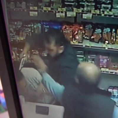 Rakip marketçinin kafasına silah dayadı!