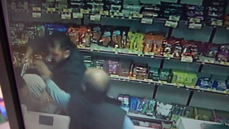 Rakip marketçinin kafasına silah dayadı!