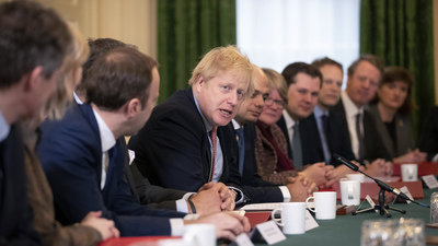 İngiltere'de maskesiz kabine toplantısı