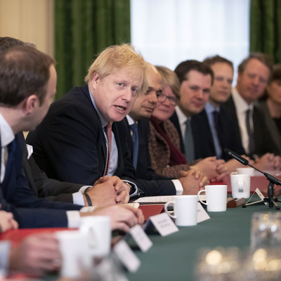 İngiltere'de maskesiz kabine toplantısı