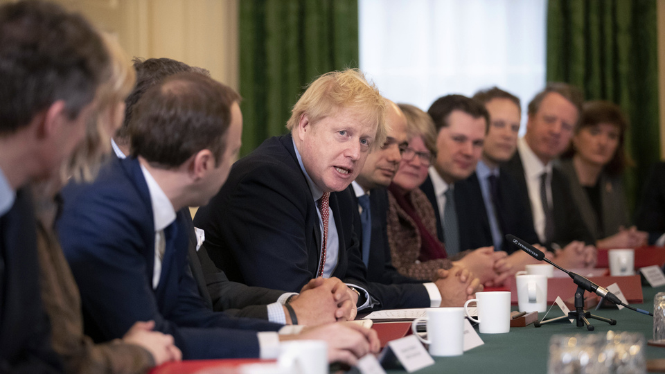 İngiltere'de maskesiz kabine toplantısı