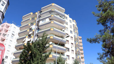 Ayağı kaydı balkonun kapısına çarptı! Sonrası feci!