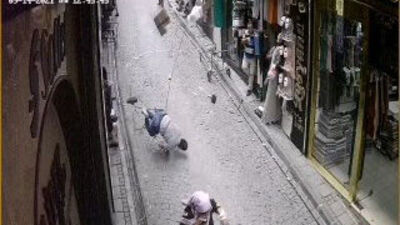 O anlar kamerada! Montajını yaptığı klimayla düştü!