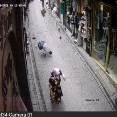 O anlar kamerada! Montajını yaptığı klimayla düştü!