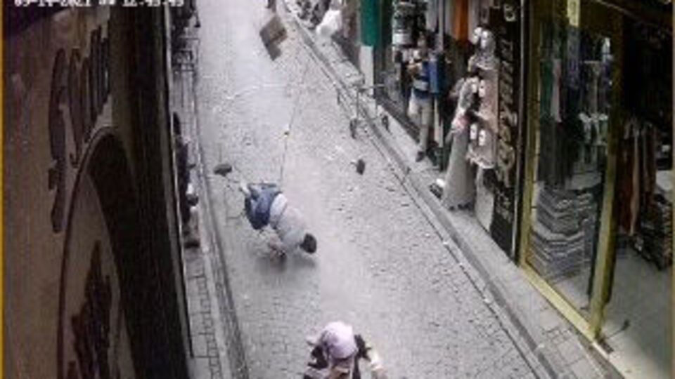 O anlar kamerada! Montajını yaptığı klimayla düştü!