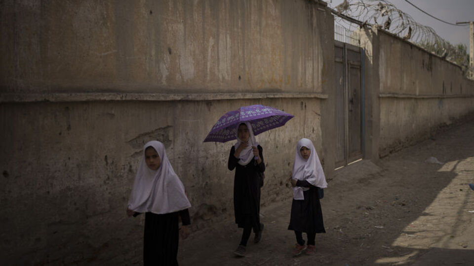 Taliban kız öğrencileri ortaokul eğitimine dahil etmedi