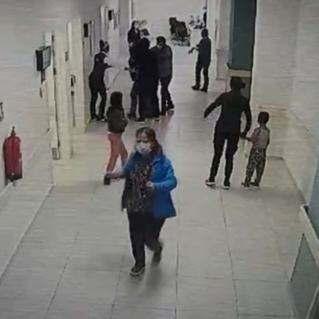 Hasta yakını doktoru darbetti: Olay anı kameraya yansıdı