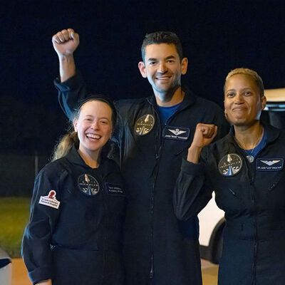 Uzay turistleri geri döndü!