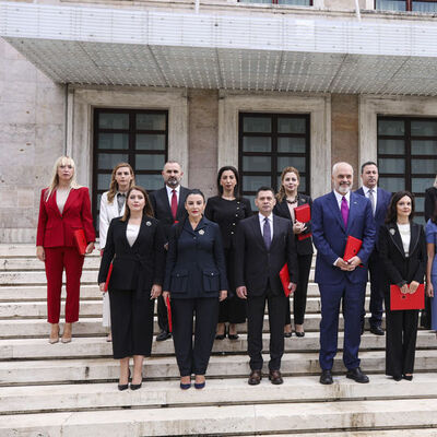 Arnavutluk kabinesinde kadın bakan damgası!
