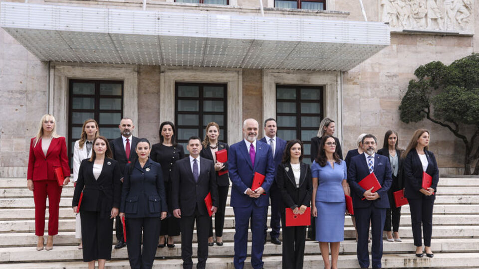 Arnavutluk kabinesinde kadın bakan damgası!