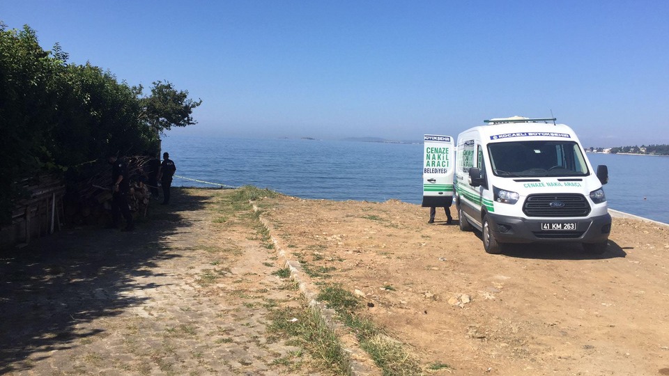 Vahşet! Kelepçeli şekilde denizde bulundu