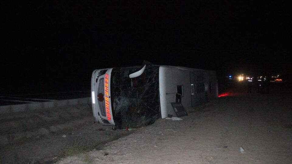 Konya'da yolcu otobüsü refüje devrildi: 14 yaralı