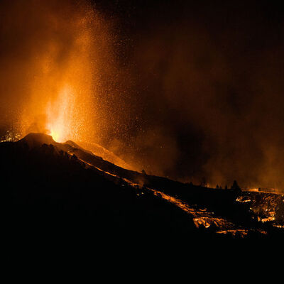 Kanarya Adaları'nda yanardağ faaliyete geçti!