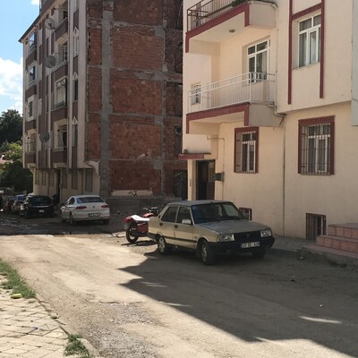 Karısına kurşun yağdırıp kaçtı!