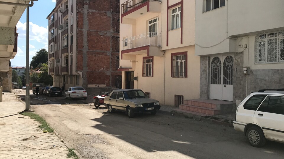 Karısına kurşun yağdırıp kaçtı!