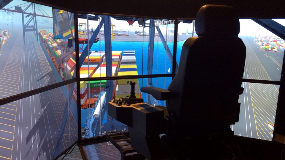 Bu limanda konteyner simülatöre emanet