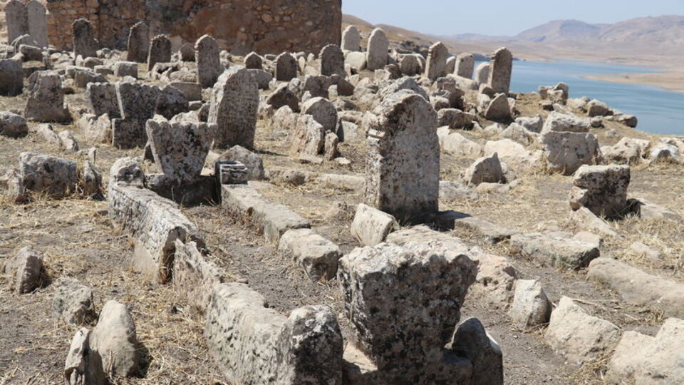 Hasankeyf'teki ters üçgen süslemeli mezar taşlarının sırrı!