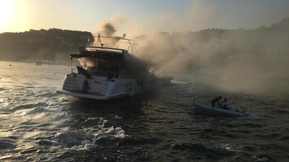 Bebek açıklarında tekne yangını!