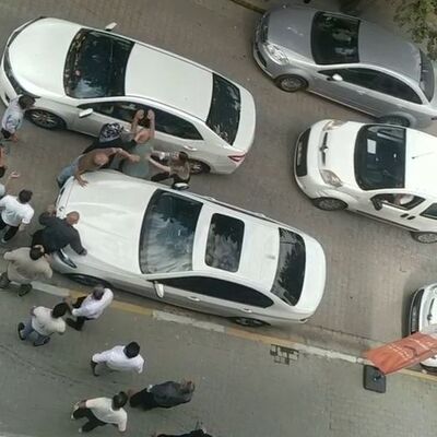 O anlar kamerada! Kavgacı sürücüyü, kadınlar dövdü!