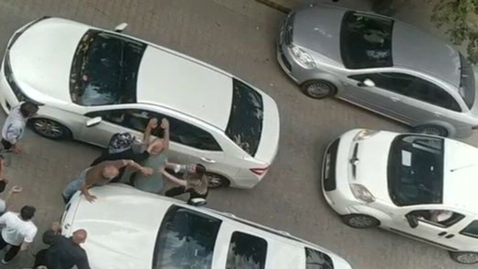 O anlar kamerada! Kavgacı sürücüyü, kadınlar dövdü!