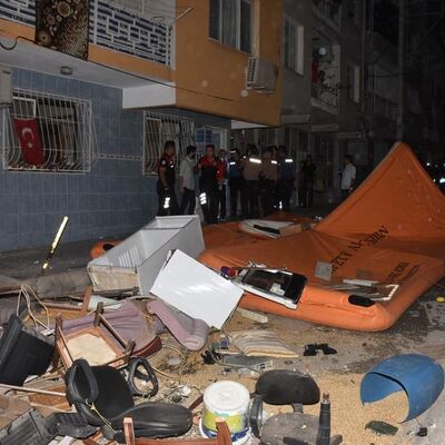 Ev sahibi ile tartışan kiracı, eşyaları sokağa attı