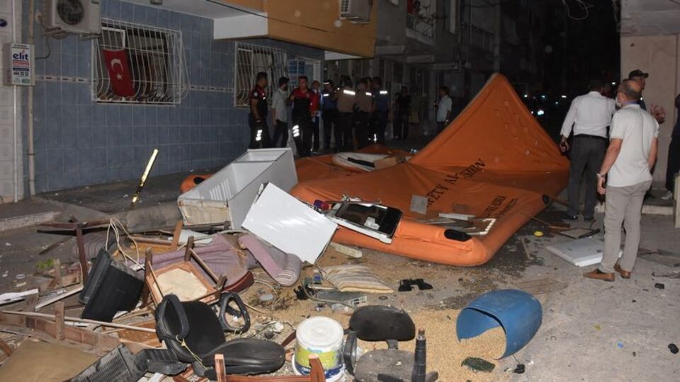 Ev sahibi ile tartışan kiracı, eşyaları sokağa attı