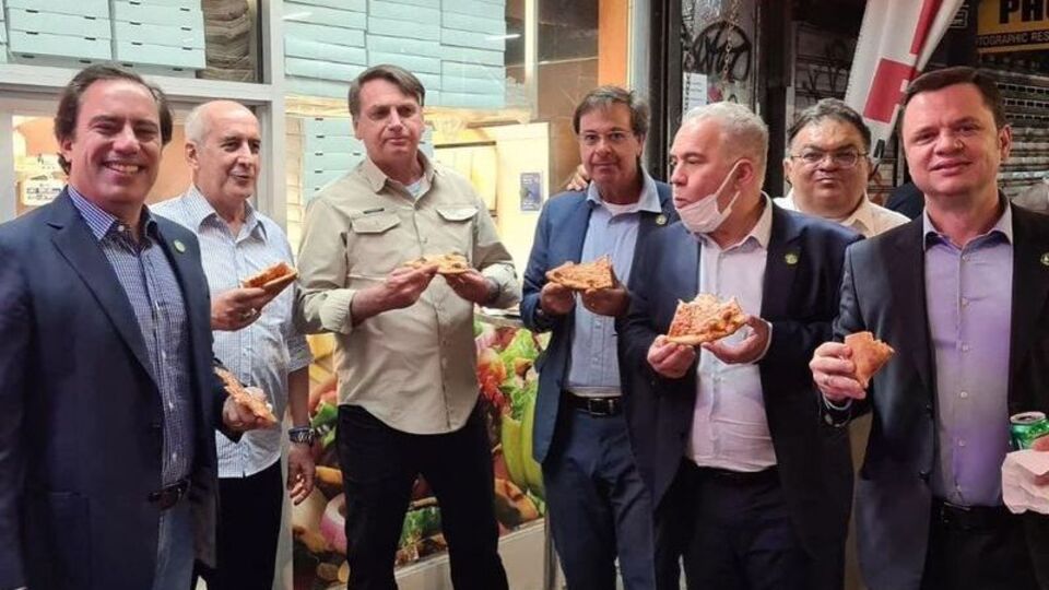 Bolsonaro aşı olmadığı için pizzacıya alınmadı!
