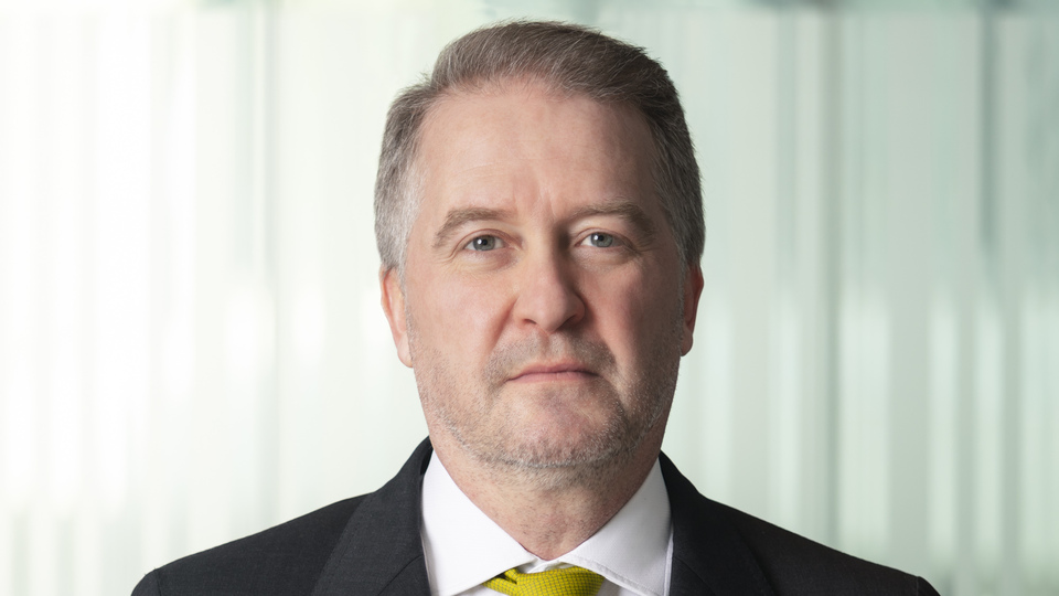 Ünlü, banka kurmak için başvurdu