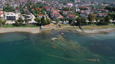 Su kıyıdan 30 metre çekildi... Artık görünür halde!