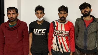 Minibüsün camlarını kırıp kaçmak istediler