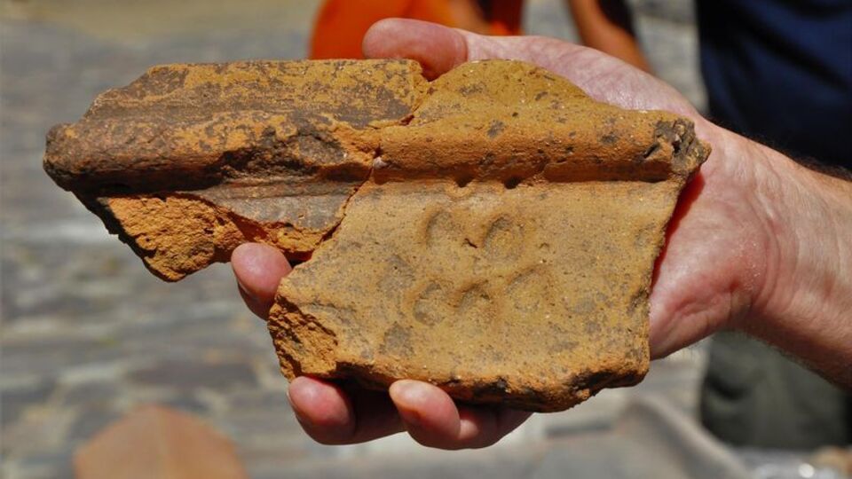 Kiremitin üzerinde merak uyandıran izler...