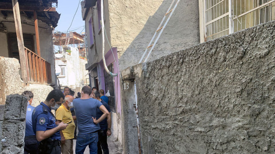 Evinde pompalı tüfekle vuruldu