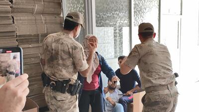 İşten çıkarılan 2 işçi güvenlik görevlisini rehin aldı!