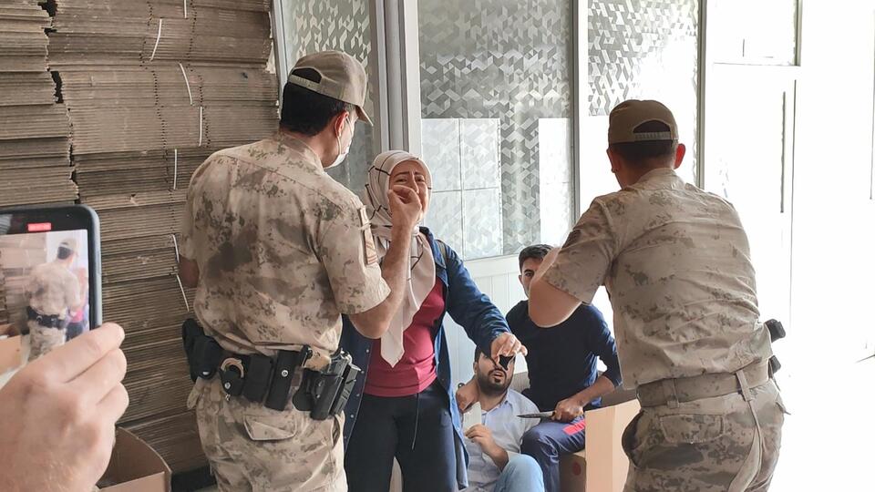 İşten çıkarılan 2 işçi güvenlik görevlisini rehin aldı!