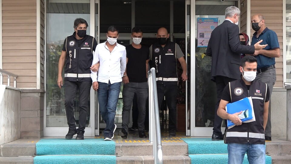 Kopya için maskeye kamera yerleştirdi!