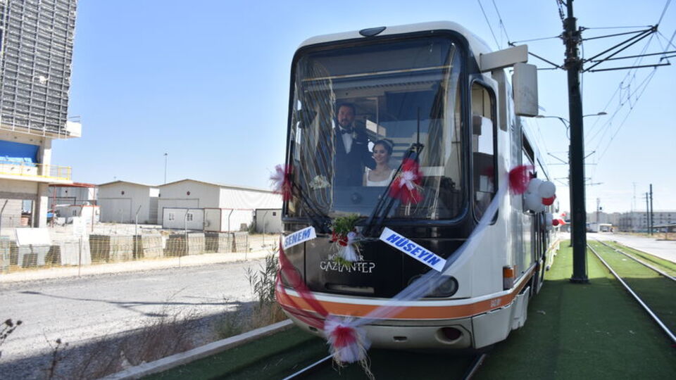 Vatman çiftin gelin arabası tramvay oldu