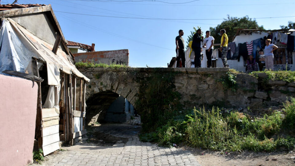 Tek gözlü kaldı, evler arasında kayboldu
