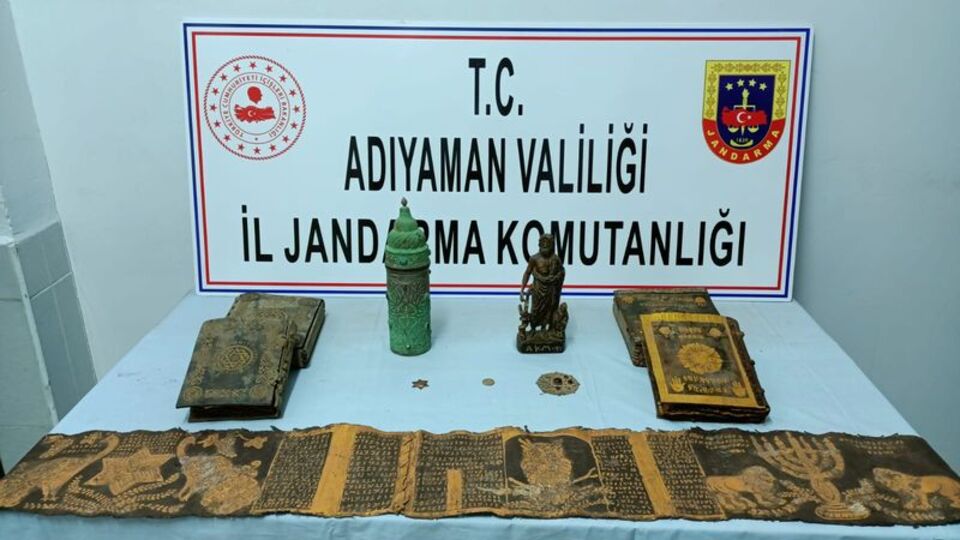 Jandarma tarihi eser kutsal kitap ele geçirdi