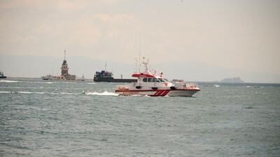 Kız Kulesi açıklarında sürüklenen tekne kurtarıldı