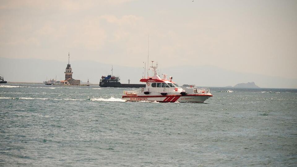 Kız Kulesi açıklarında sürüklenen tekne kurtarıldı