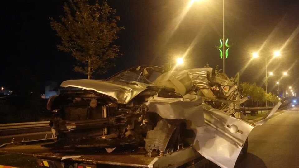 Kamyonete çarpan otomobil sürücüsü hayatını kaybetti