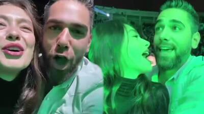 Eşinin gözlerinin içine bakıp şarkı söyledi