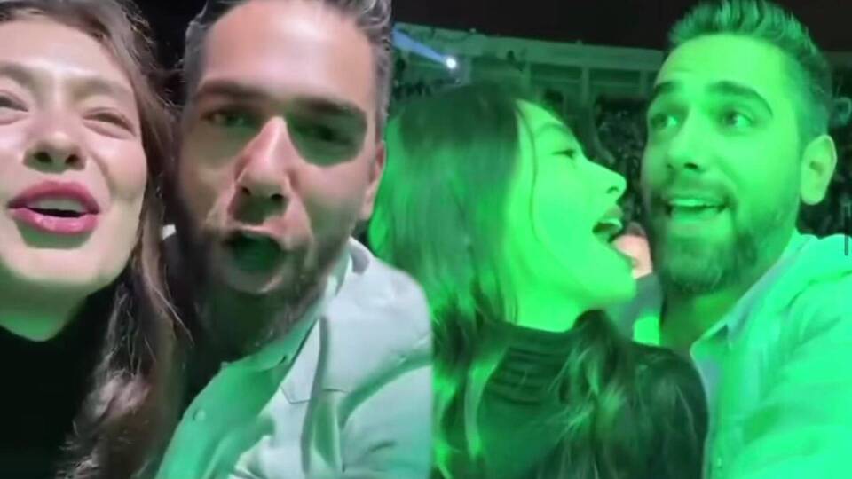 Eşinin gözlerinin içine bakıp şarkı söyledi