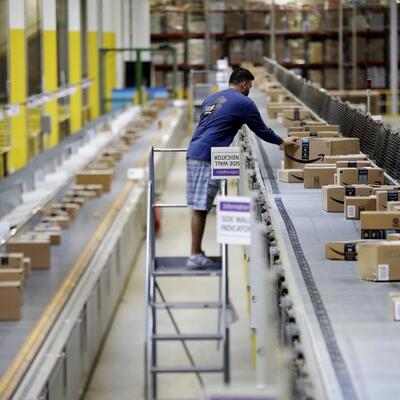 Aşı olana araba ve para verdi